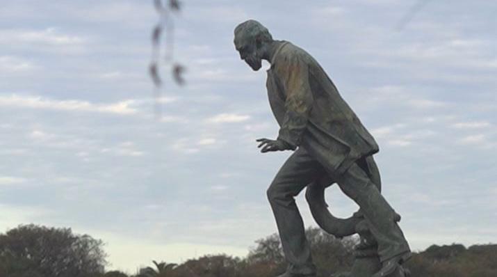 ¿Quién fue Luis Viale, cuya estatua mira hacia el Río de la Plata?
