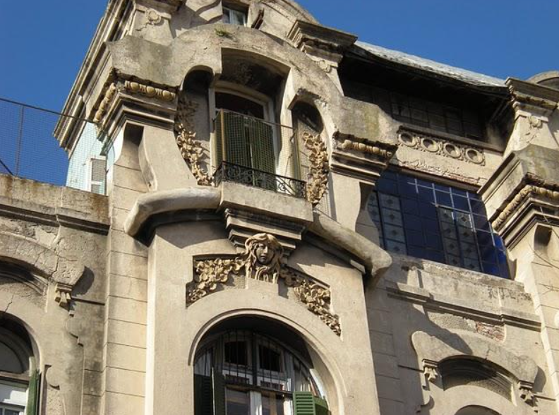 El edificio de Barracas que parece un decorado de cine