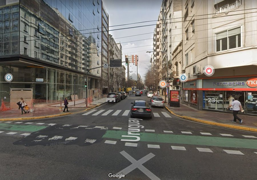 ¿Por qué la calle Uruguay se ensancha pasando avenida Córdoba, en dirección a Corrientes?