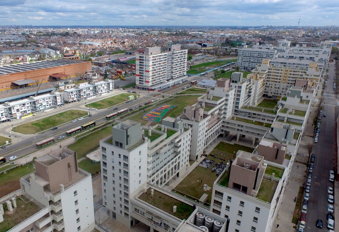 Derrumbe en el PROCREAR de Parque Patricios: la historia centenaria del predio que pasó de estación ferroviaria a complejo de viviendas