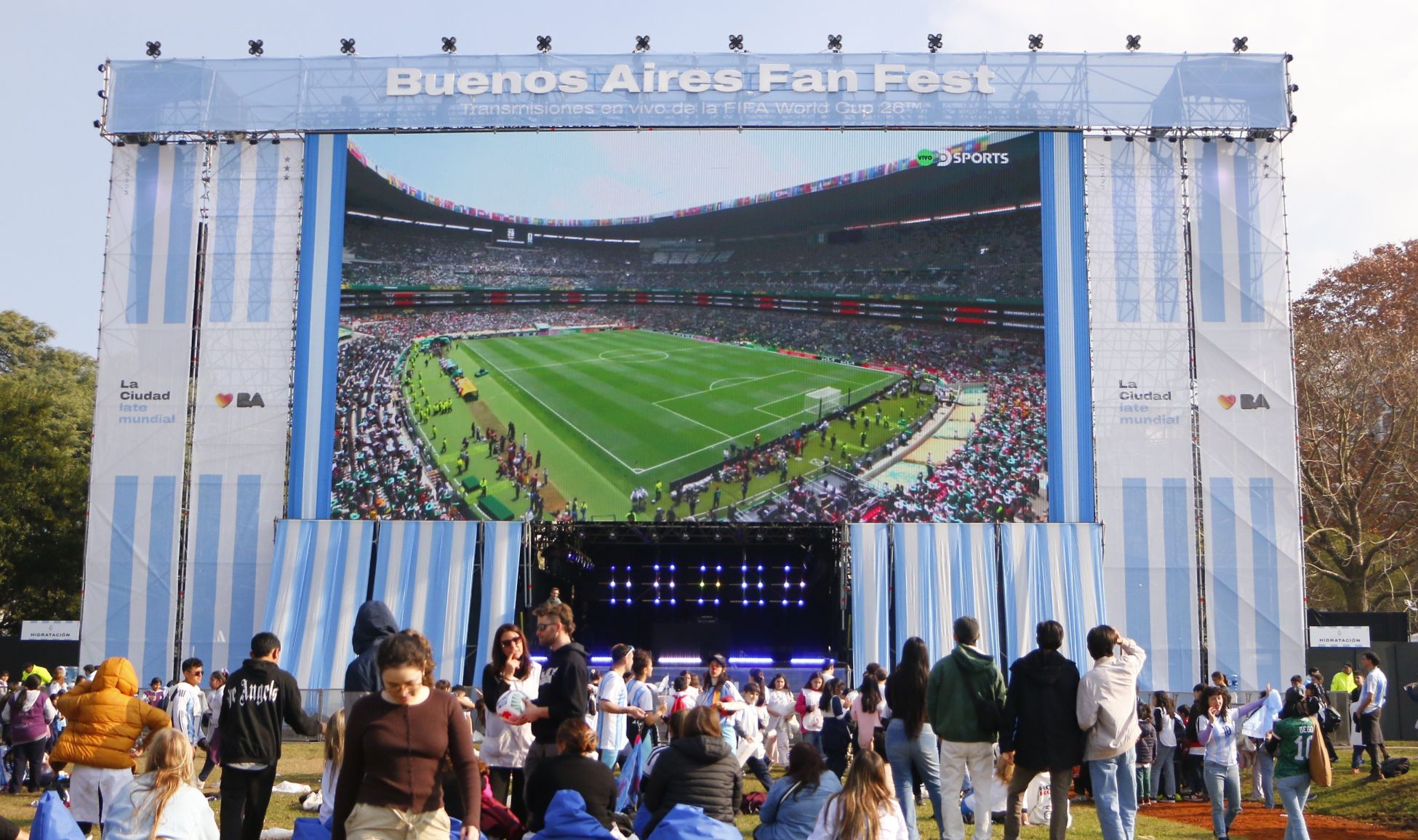 El Fan Fest porteño reúne a miles de hinchas para vivir el Mundial en pantalla gigante