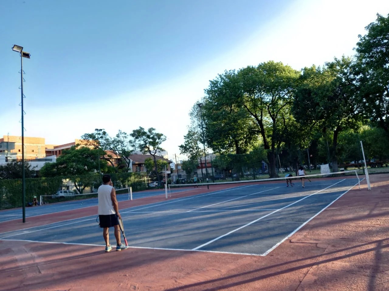 Tras meses de reclamos vecinales, un fallo frenó el convenio de explotación privada en el polideportivo Santojanni en Liniers